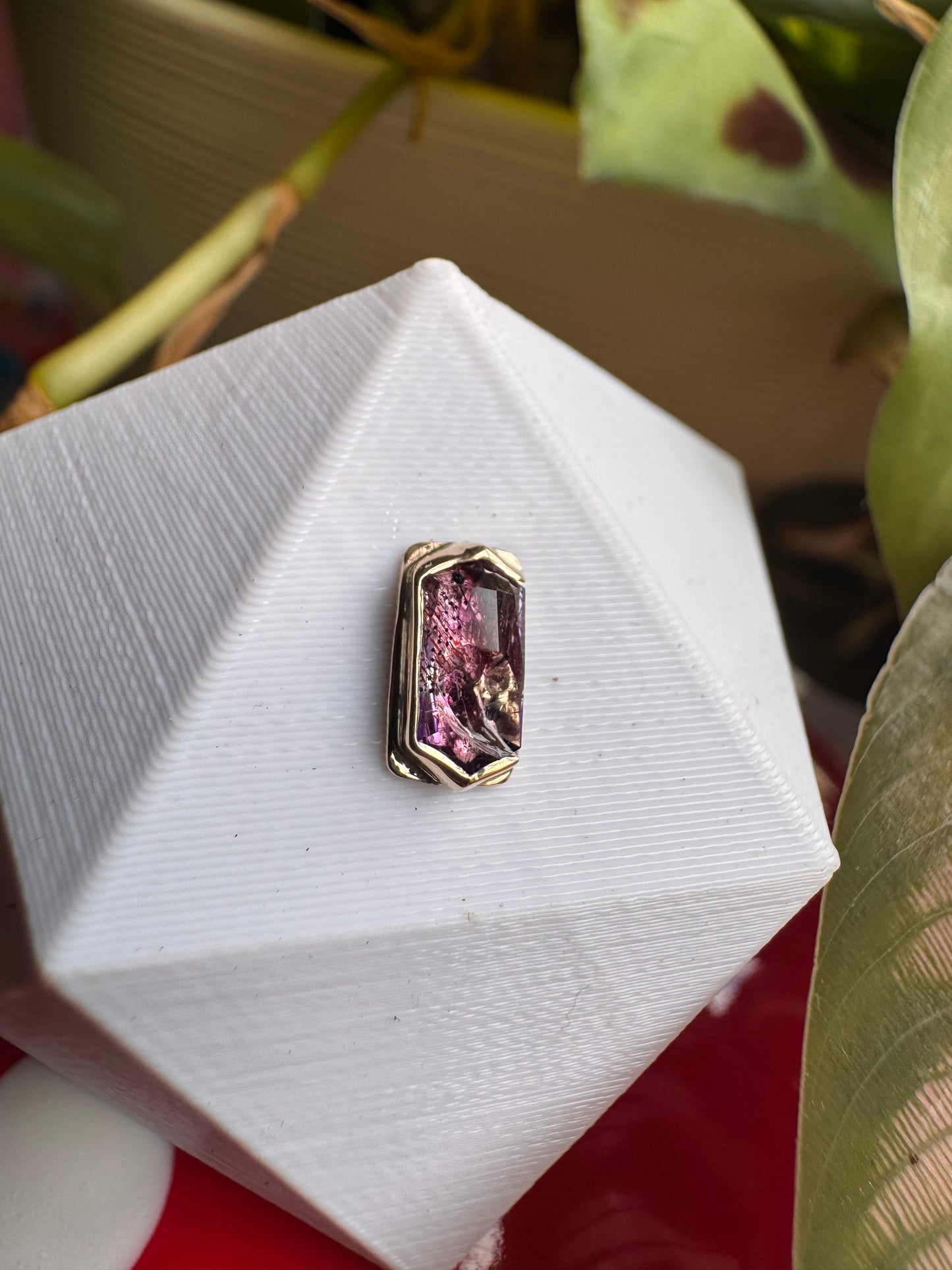 Through glass - YG & stained glass amethyst