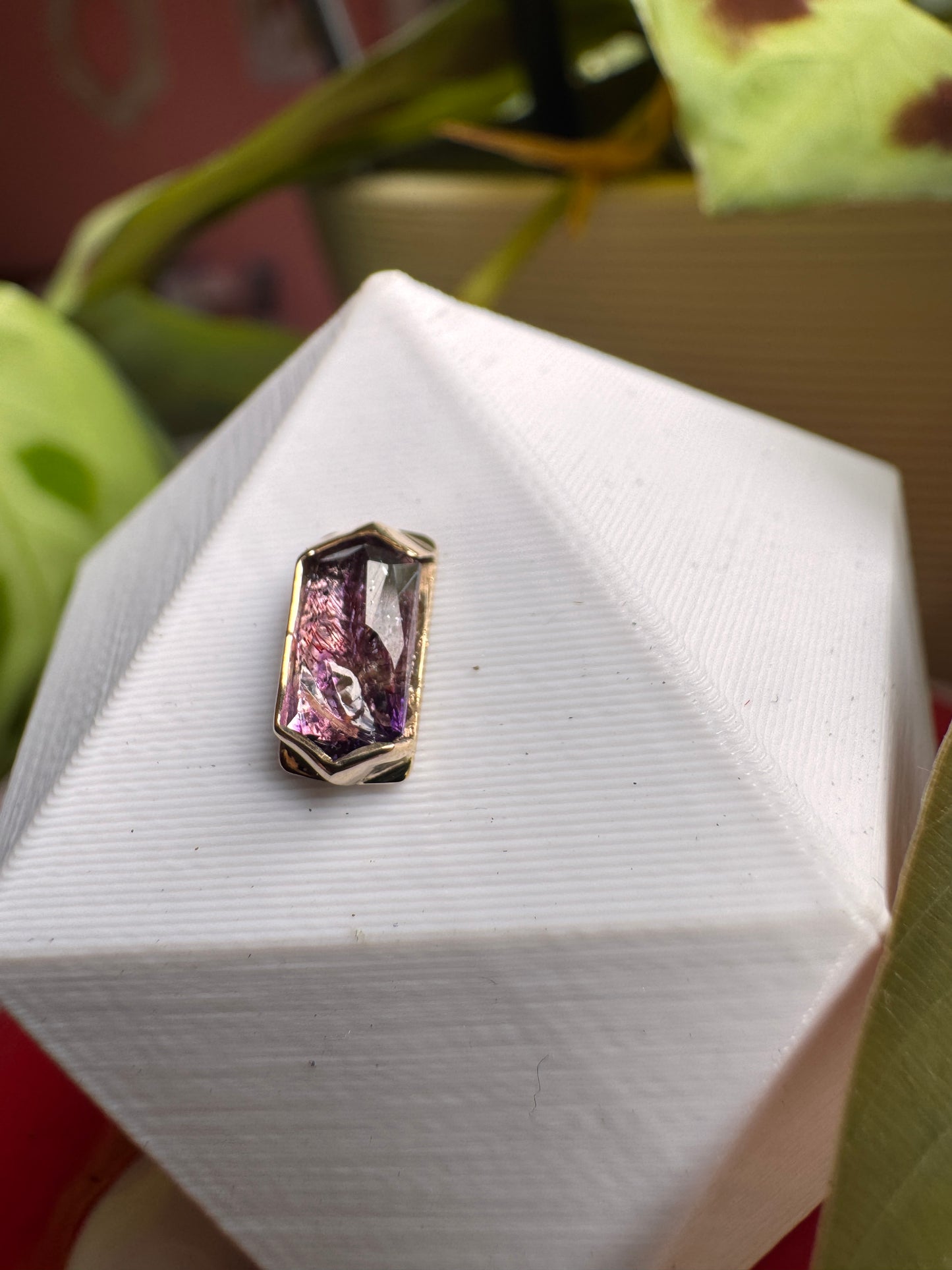 Through glass - YG & stained glass amethyst