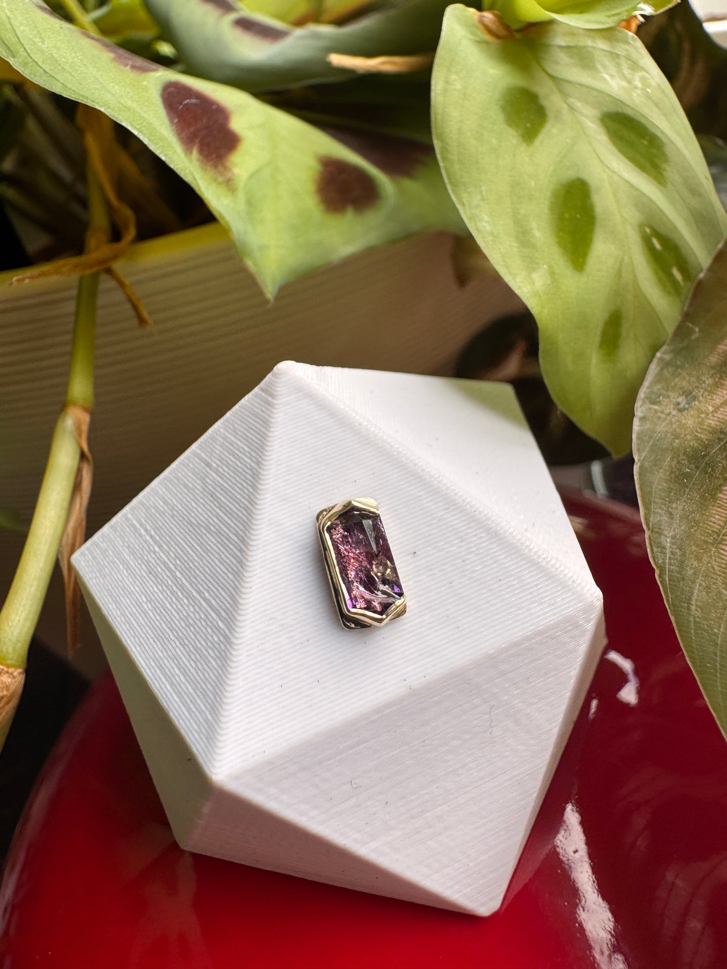 Through glass - YG & stained glass amethyst
