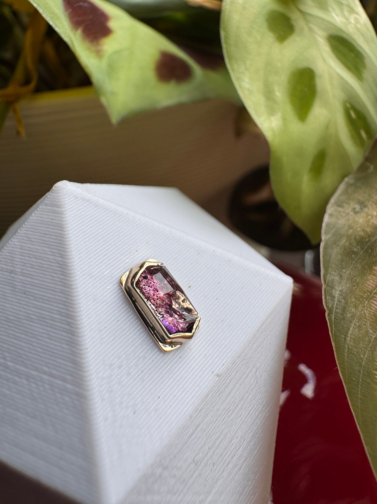 Through glass - YG & stained glass amethyst