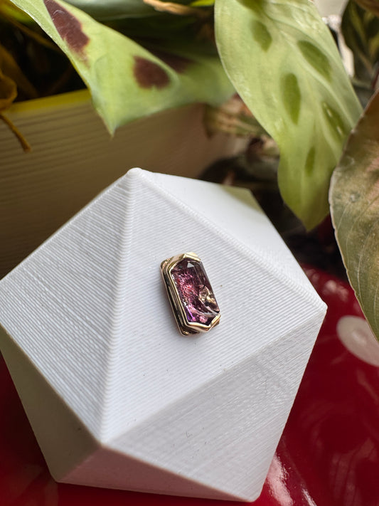 Through glass - YG & stained glass amethyst