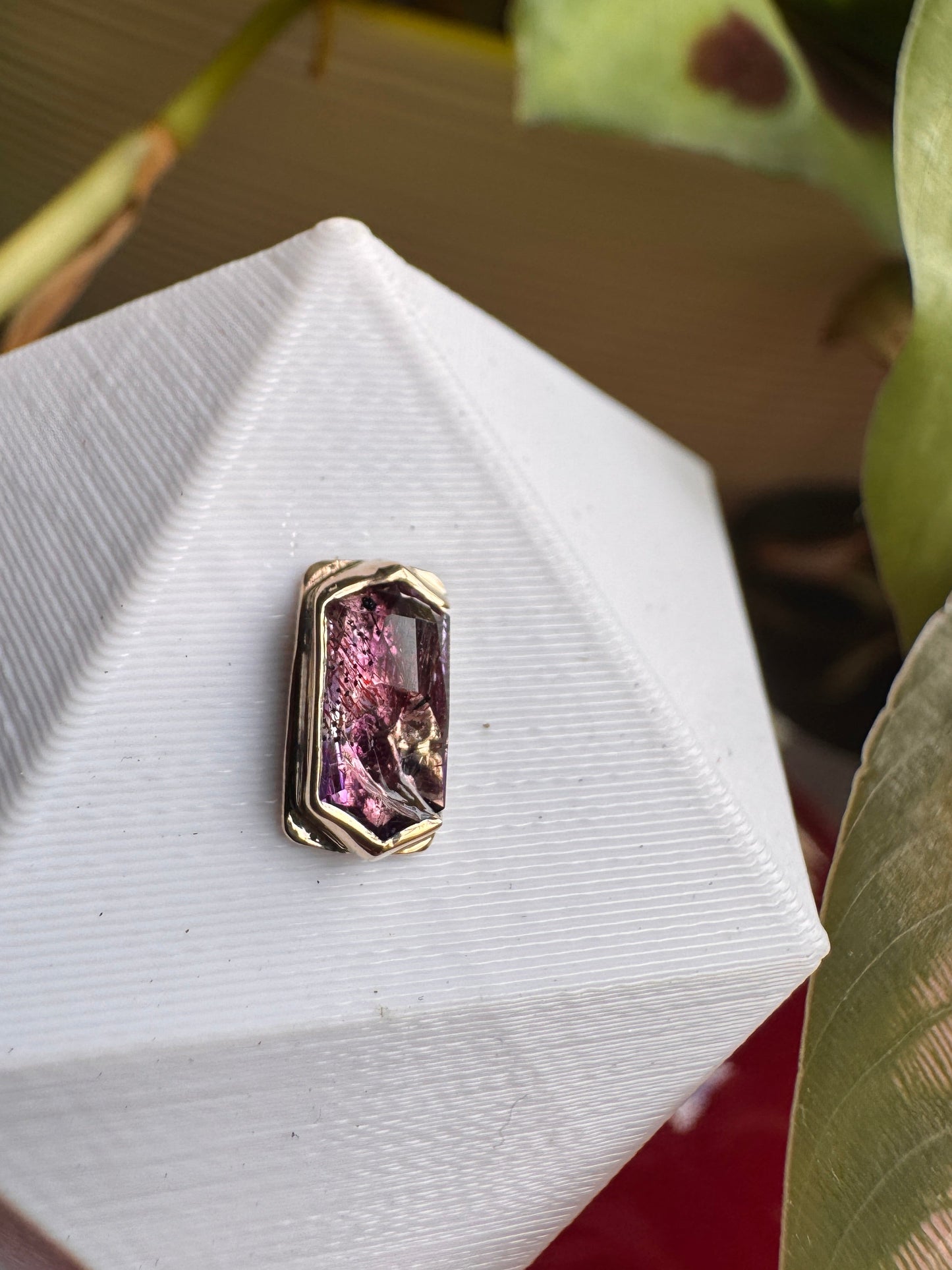 Through glass - YG & stained glass amethyst