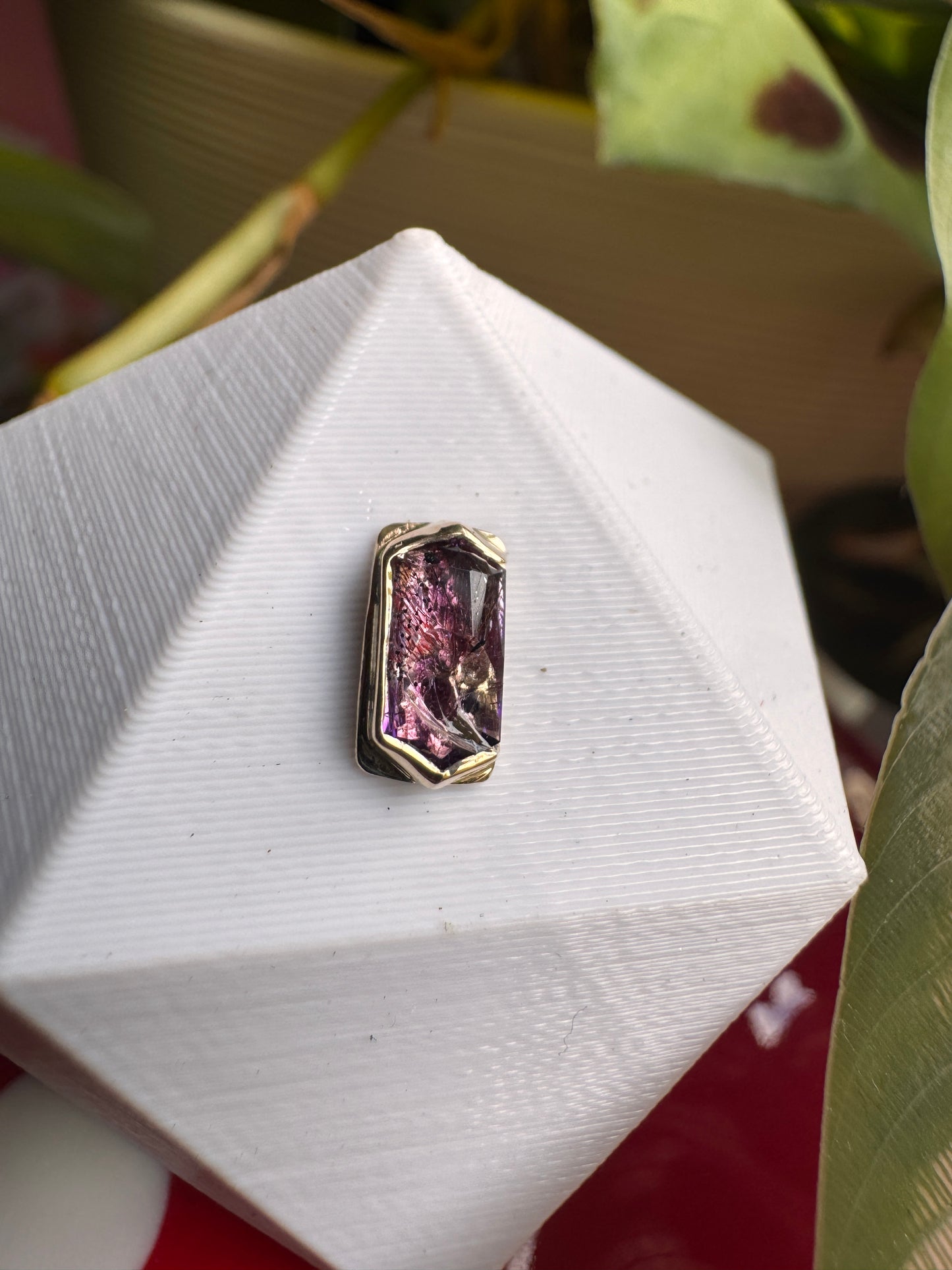 Through glass - YG & stained glass amethyst